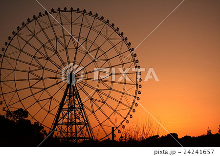 観覧車 夕焼け の写真素材