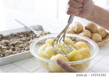 コロッケ作り コロッケ作り 24242392