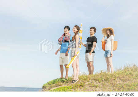 夏を楽しむ男女 24244030