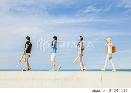 夏を楽しむ男女 24244116