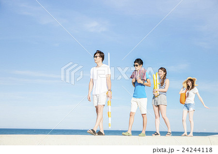 夏を楽しむ男女 24244118