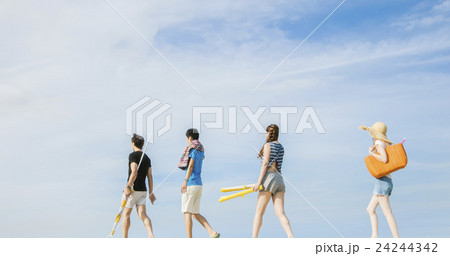 夏を楽しむ男女 夏を楽しむ男女 24244342