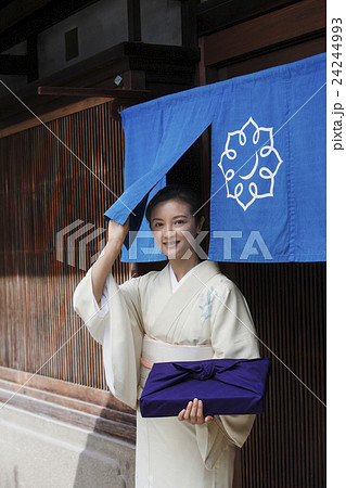 和服で贈物 24244993