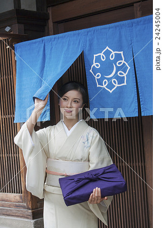 和服で贈物 24245004