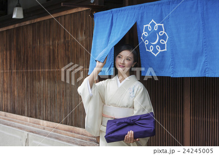 和服で贈物 24245005