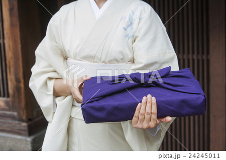 和服で贈物 24245011
