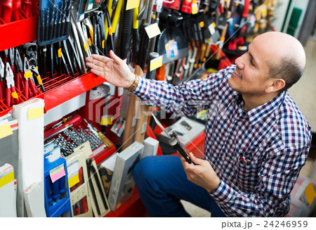 Customer buying working tools 24246959