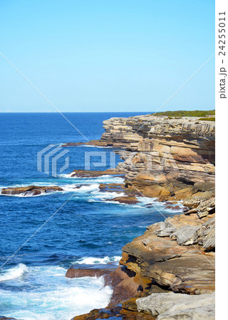 Rocky sandstone cliffs on NSW coast, Australia 24255011