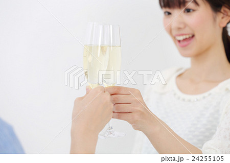 乾杯・シャンパン・女性 24255105