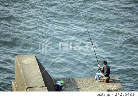 海の釣り人 24255433
