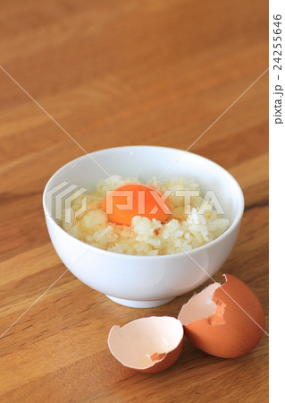 雑穀米の卵かけご飯と茶色の卵の殻 24255646
