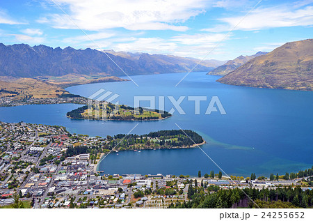 Scenic view of Queenstown and Lake Wakatipu 24255652