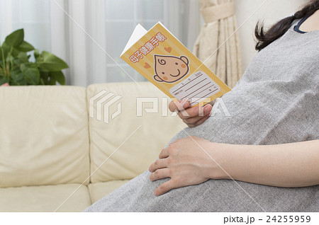 母子手帳を見る妊婦 24255959