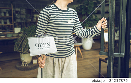 商業施設 撮影協力:TENOHA DAIKANYAMA 商業施設 撮影協力:TENOHA DAIKANYAMA 24257376