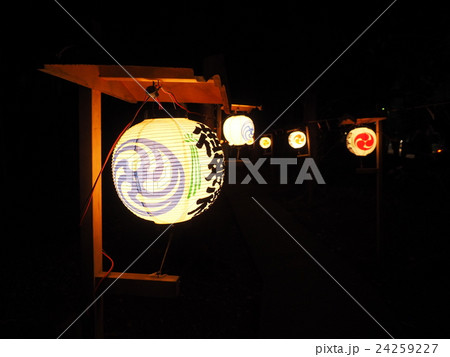 千葉県船橋市の高根神明社の暗い参道を灯すたくさんの御祭禮と書かれた提灯 24259227