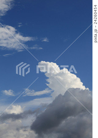 夏の空 面白い形の雲 縦写真 の写真素材