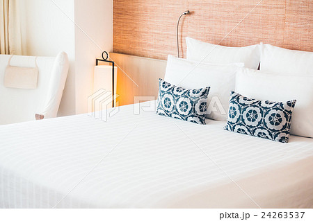 White pillow White pillow 24263537