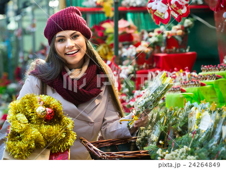 girl buying floral compositions 24264849