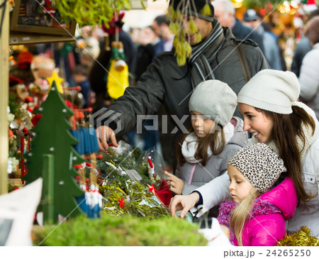 Family buying flower for Christmas 24265250