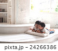 横になって笑顔で寄り添う姉弟 24266386