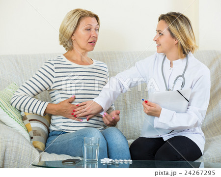 Young therapeutist and senior female with pain in belly 24267295