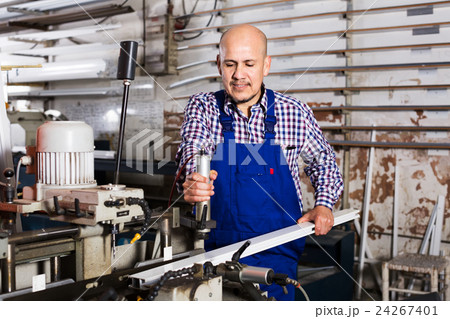 Labour working on lathe machine 24267401