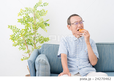 せんべいを食べるシニア男性 24270462