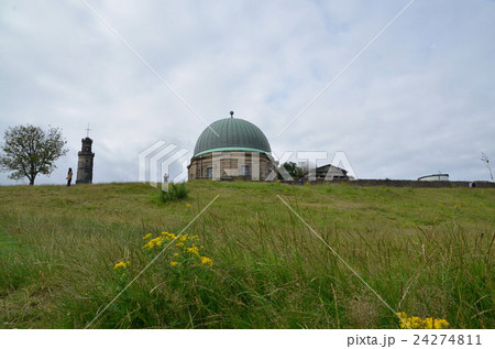 エディンバラのカールトン・ヒルに建つネルソン・モニュメントと旧天文台 24274811