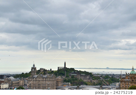 エディンバラ城からはるかに見えるカールトン・ヒルとフォース湾 24275219