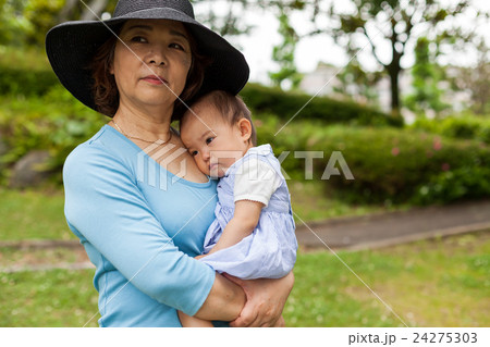 お婆ちゃんに抱っこされる女児 お婆ちゃんに抱っこされる女児 24275303
