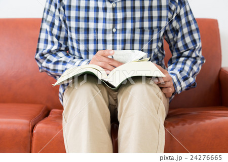 辞書で調べ物をする若い男性 24276665