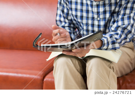 辞書で調べ物をする若い男性 24276721