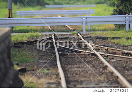 くりはら田園鉄道の廃線跡の分岐器とホームの写真素材