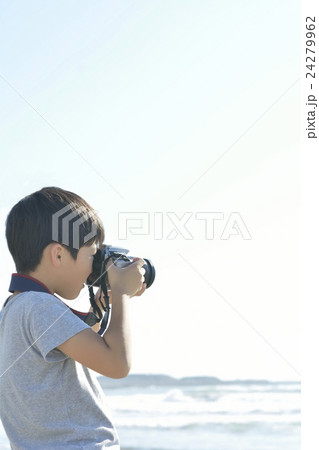カメラで海を撮影する男の子 カメラで海を撮影する男の子 24279962