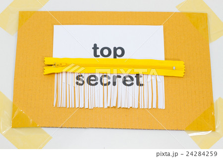 Figure-eight knot made with red rope  24284259