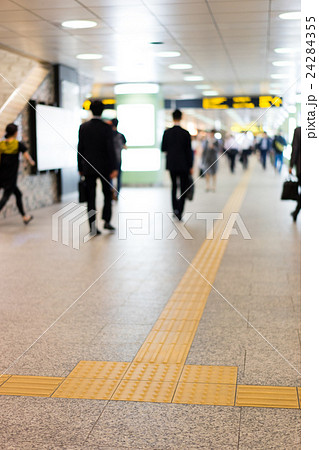 地下街の点字ブロック 24284355