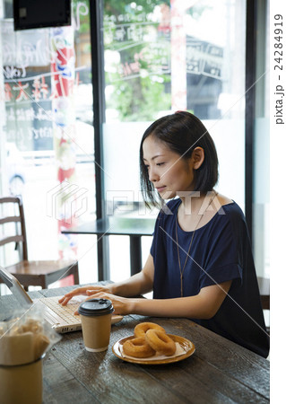 カフェで仕事をするOL/撮影協力_代田橋アウェイテッド カフェで仕事をするOL/撮影協力_代田橋アウェイテッド 24284919