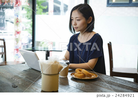 カフェで仕事をするOL/撮影協力_代田橋アウェイテッド カフェで仕事をするOL/撮影協力_代田橋アウェイテッド 24284921