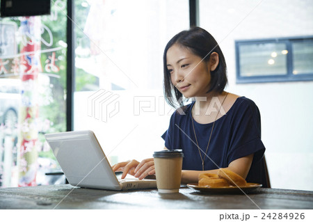 カフェで仕事をするOL/撮影協力_代田橋アウェイテッド カフェで仕事をするOL/撮影協力_代田橋アウェイテッド 24284926