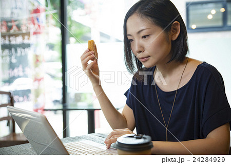 カフェで仕事をするOL/撮影協力_代田橋アウェイテッド 24284929