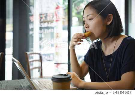 カフェで仕事をするOL/撮影協力_代田橋アウェイテッド カフェで仕事をするOL/撮影協力_代田橋アウェイテッド 24284937