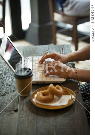 カフェで仕事をするOL/撮影協力_代田橋アウェイテッド 24284947