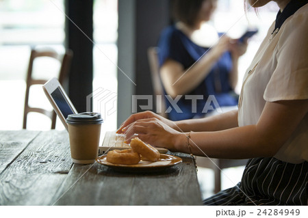 カフェで仕事をするOL/撮影協力_代田橋アウェイテッド カフェで仕事をするOL/撮影協力_代田橋アウェイテッド 24284949