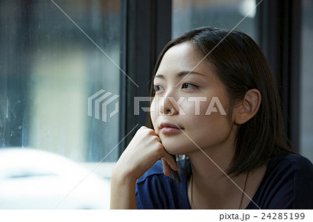 カフェで憂鬱な表情の女性/撮影協力_代田橋アウェイテッド カフェで憂鬱な表情の女性/撮影協力_代田橋アウェイテッド 24285199