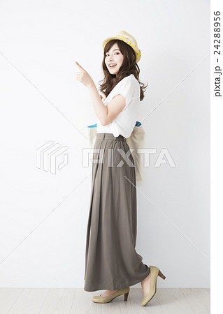 若い女性 24288956