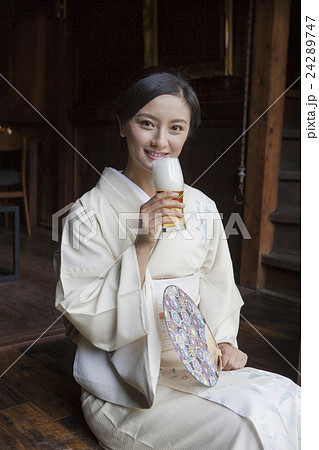 和服美人とビール 24289747