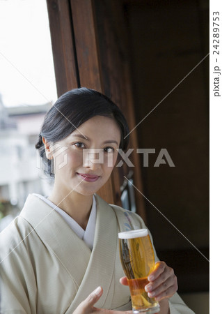 和服美人とビールの写真素材