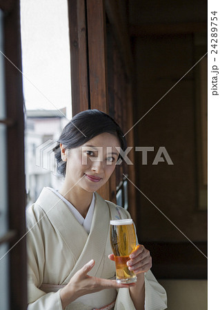 和服美人とビール 24289754