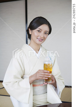 和服美人とビール 24289755