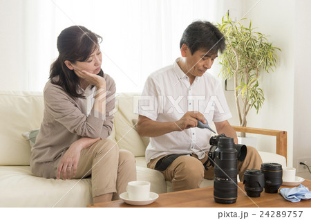 カメラの手入れをする男性 24289757